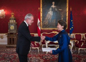 Botschafterin Г.Баттунгалаг und Bundespräsident Alexander Van der Bellen