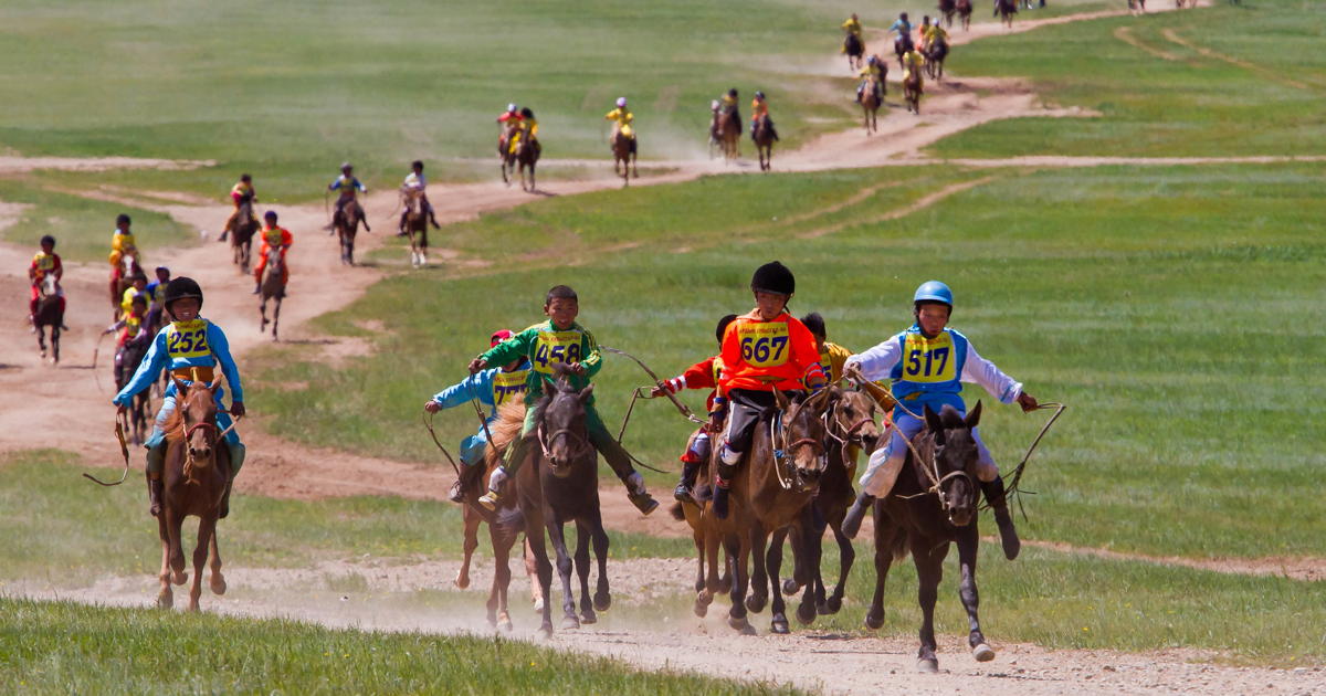 Das Pferderennen der Kinder zum Naadam-Fest in der Mongolei