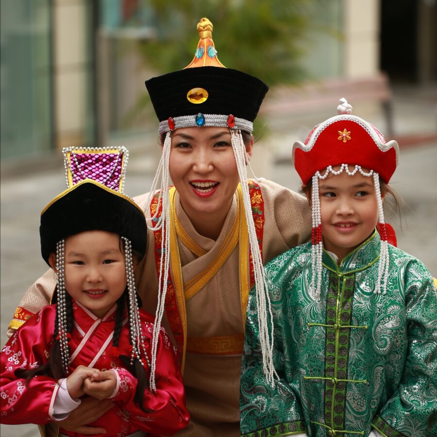 Mongolische Frau und zwei Kinder in traditioneller Kleidung